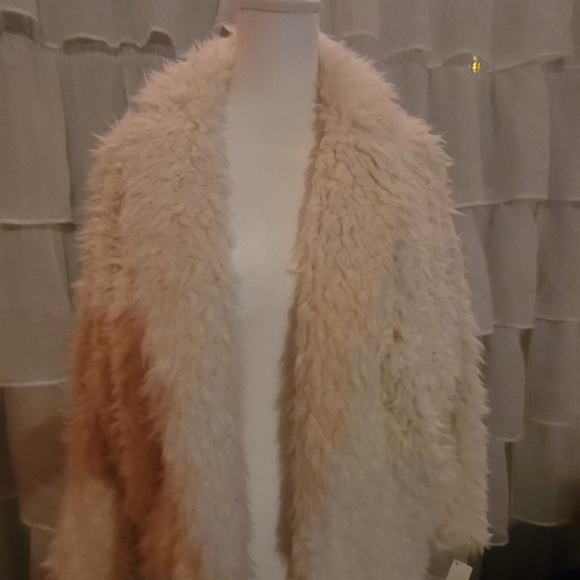 BLOGGER'S FAVE! Express Faux Fur Coat White NWT XSMALL - Picture 2 of 5